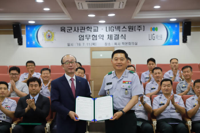 업무협약식에서 김지찬 LIG넥스원 대표(왼쪽)와 정진경 육군사관학교 교장이 사진촬영을 하고 있다. LIG넥스원 제공