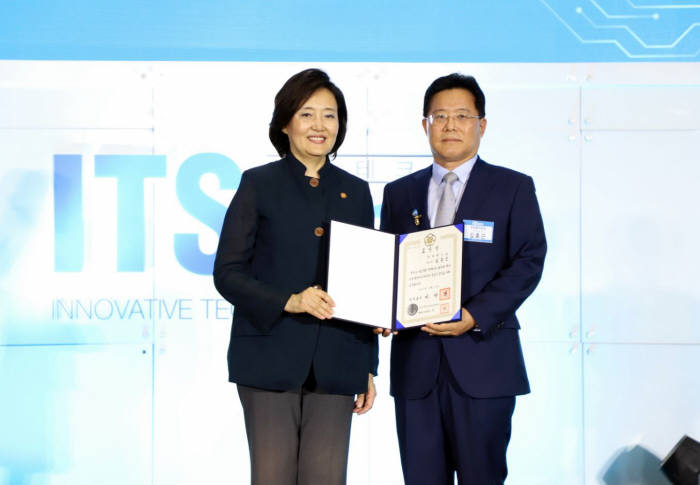 김홍근 비젠트로 대표(오른쪽)과 박영선 중소벤처기업부 장관.