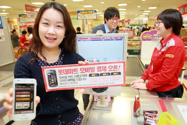 ▲ KT는 NFC서비스 확대를 위해 전국 롯데마트에서 NFC 결제서비스를 제공한다고 밝혔다. 롯데마트 월드점에서 올레 터치서비스를 사용하는 모습이다.