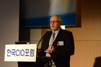 한국정보산업연합회와 전자신문 CIO BIZ+ 주최로 14일 서울 삼성동 코엑스 인터컨티넨탈호텔에서 열린 `한국CIO포럼 조찬회`에서 존 브로클뱅크 SAS 어드밴스드 애널리틱스 랩 수석부사장은 분석 방식이 진화를 거듭해 `관계분석`으로 발전하고 있다고 밝혔다.