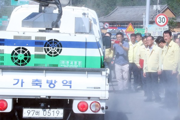 지난 9월, 진영 장관이 인천광역시 강화대교 아프리카돼지열병 거점소독시설 현장을 방문해 축산차량 방역실태 운영상황 등을 점검하고 있다