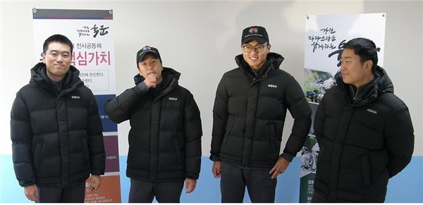 육군 22사단 장병들이 새로 보급받은 패딩형 동계점퍼를 입고 기념촬영을 하고 있다.