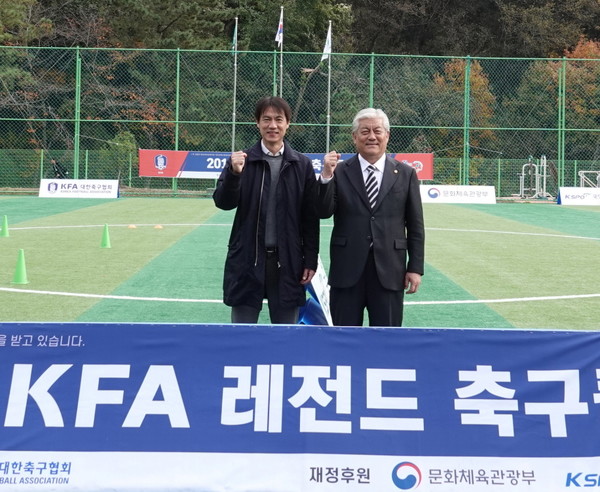 왼쪽부터 대한축구협회 홍명보 전무와 더불어민주당 이상헌 국회의원