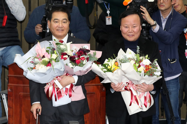 한국당 새 원내대표와 정책위의장에 심재철·김재원 / 뉴스1