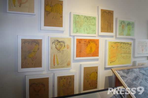 모산아트센터 1층에 전시된 전의만 여사의 그림들