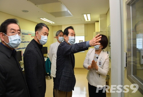 정세균 국무총리가 27일 신종코로나바이러스 감염증 대응 위해, 동작구 신대방동 보라매병원을 방문, 환자대기소 및 감염병동을 둘러보고 있다.(사진=국무총리실)
