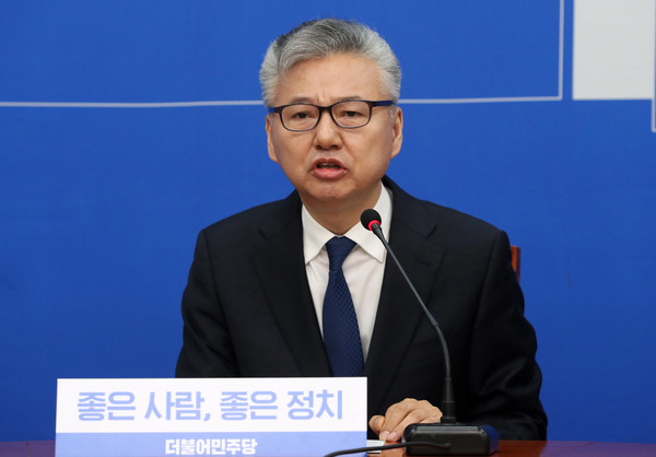 더불어민주당 17번째 영입인사인 홍성국 전 미래에셋대우 사장 / 뉴스1