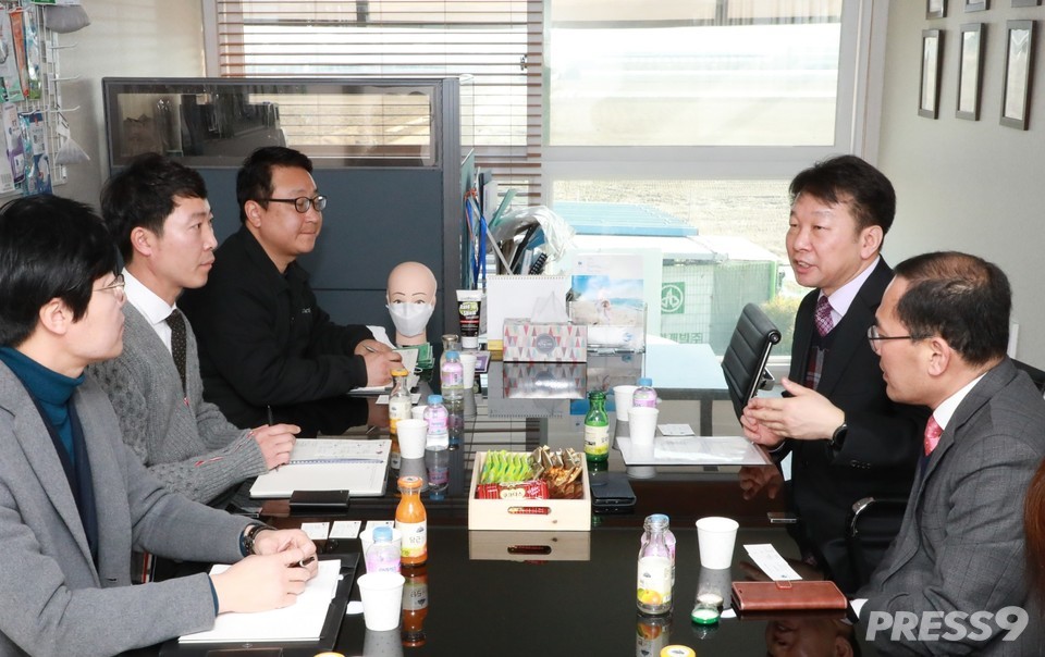 정무경 조달청장은 마스크 제조기업인 와이제이코퍼레이션을 방문했다.(사진=조달청)