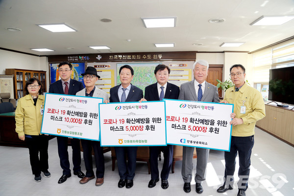 오른쪽 두번째부터 이대원 안동상공회의소 회장, 권영세 안동시장, 전형숙 안동봉화축협 조합장, 권순협 안동농협 조합장