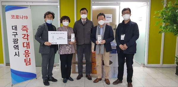 사진=㈜트리비스의 최영훈 이사가 대구시 즉각대응팀에 세큐어 베이직샴푸를 전달하고 있다.