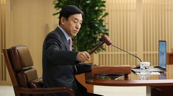 이주열 한국은행 총재가 금융통화위원회에서 의사봉을 두드리고 있다. / 사진=뉴스1 제공