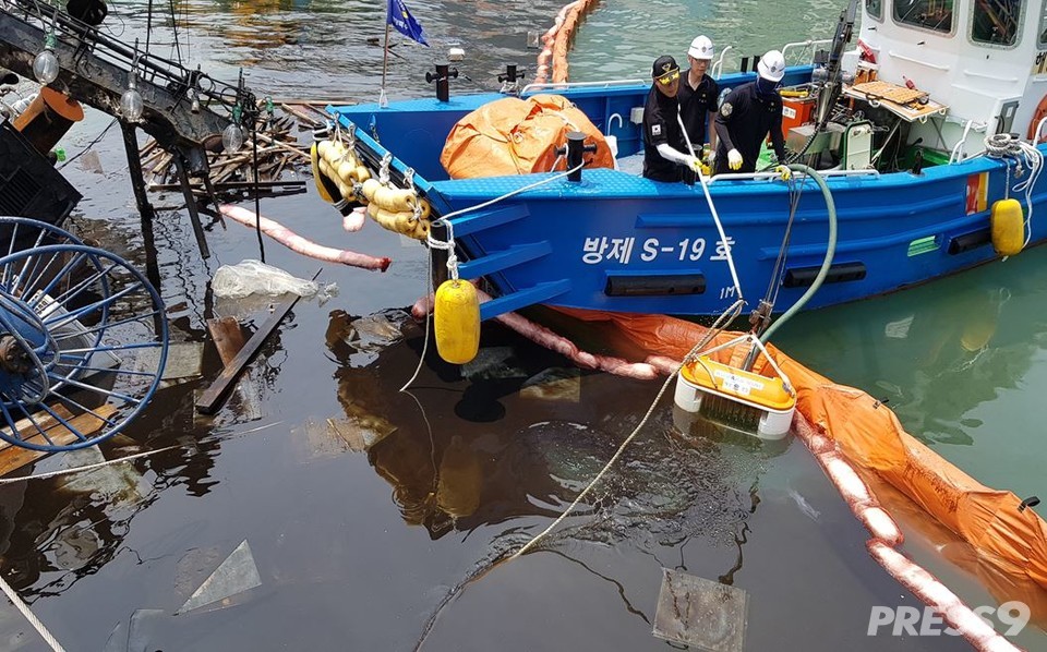 벙커유 유출 사고로 긴급 방제작업 중인 해양경찰(사진=해양경찰청)