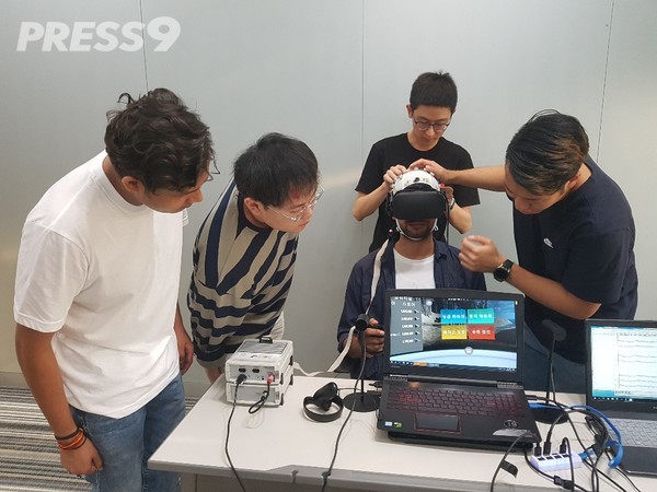 VR을 활용한 뇌파 실험 (사진=XR바이오테크)