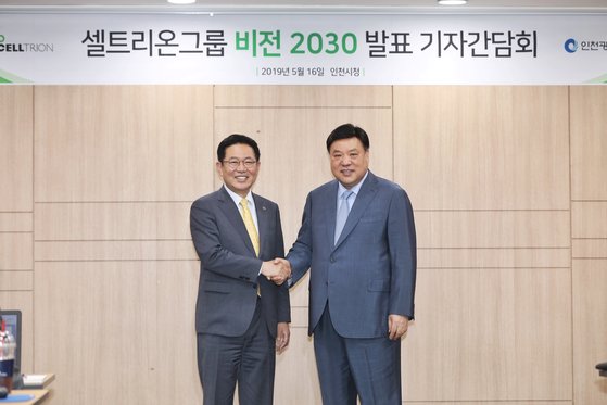 지난 9월 인천시청에서 열린 셀트리온그룹 비전 2030 기자간담회에서 서정진 회장(오른쪽)과 박남춘 시장이 악수하고 있다.