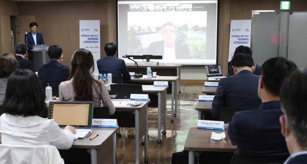 12일 서울 서초구 한국제약바이오협회에서 MIT ILP 멤버십 컨소시엄 참여 기업 관계자들이 칼 코스터 MIT ILP 대표의 설명을 듣고 있다.(사진제공=제약바이오협회)