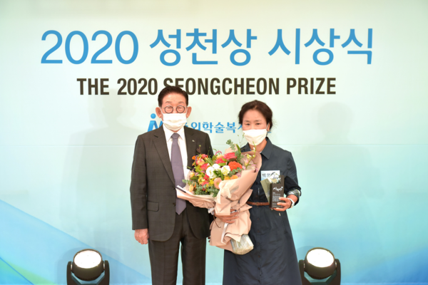 이종호 중외학술복지재단 이사장(JW그룹 명예회장)과 수상자인 백영심 간호사(말라위 대양누가병원)가 기념촬영을 하고 있다.