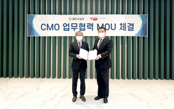 (왼쪽부터)조진섭 바이넥스 CMO 사업실장, 임승호 GC녹십자 부사장