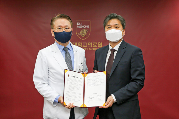 좌측부터 고려대학교 김영훈 의무부총장 겸 의료원장, 셀랩메드 송성원 대표이사