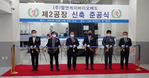 좌측부터 방선규 사외이사, 성경섭 사외이사, 박근주 대표이사, 기성욱 부회장, 루트락 유대선 생산본부장, 루트락 이상석 CFO