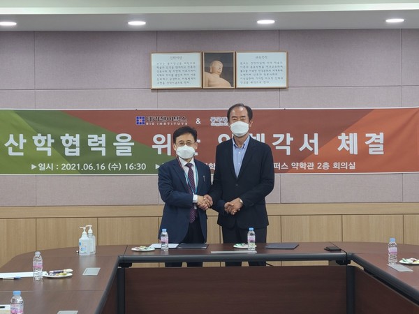 류병환 테라젠이텍스 대표(우), 김상건 동국대 약대학장(사진제공:테라젠이텍스)