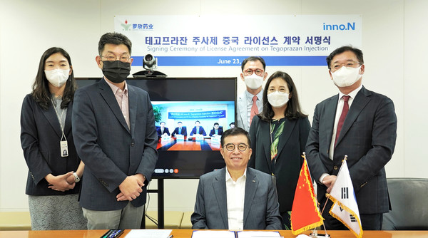 강석희 대표 및 임직원과 중국 뤄신 리멍 부사장, 주샤오통 부사장 등 임직원이 계약 체결 기념사진을 찍고 있다. 사진/inno.N