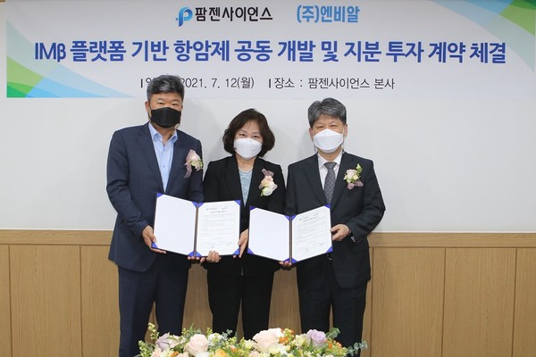 왼쪽부터 팜젠사이언스 박희덕 대표, 김혜연 대표, 엔비알 나건 대표. 사진/팜젠사이언스