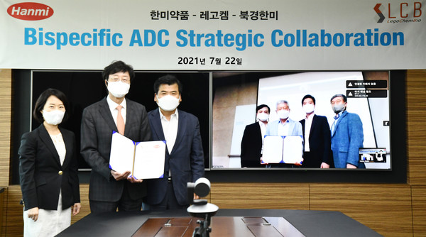 한미약품 권세창 대표이사(왼쪽에서 두번째)와 레고켐 바이오사이언스 김용주 대표이사(오른쪽에서 세번째) 및 양사 임원들이 공동연구개발 협약 체결 후 기념촬영을 하고 있다.