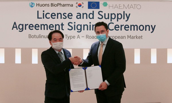 김영목 휴온스바이오파마 대표(왼쪽)와 패트릭 브렌스케 헤마토팜 대표가 휴온스바이오파마 성남 판교 본사에서 휴톡스의 유럽 29개국 수출 계약을 체결한 후 기념 촬영을 하고 있다.