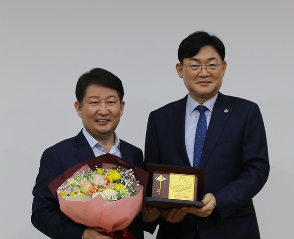 (왼쪽부터) 권영진 대구시장, 정홍수 대구시의사회장 사진/대구시의사회