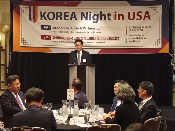 원희목 제약바이오협회 회장이 14일 미국 샌디에이고 솔라마호텔에서 열린 ‘한국인의 밤 2022’ 행사장에서 인사말을 하고 있다. 사진/제약바이오협회