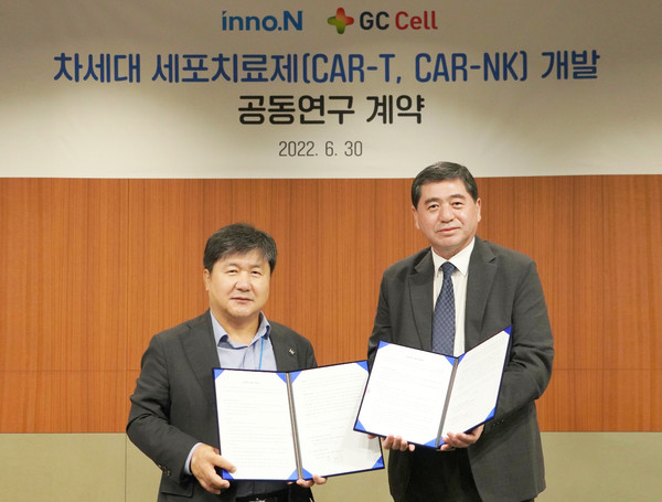 HK이노엔 곽달원 대표(왼쪽)와 GC셀 박대우 대표(오른쪽)가 계약 체결 기념사진을 촬영하고 있다. 사진/HK이노엔