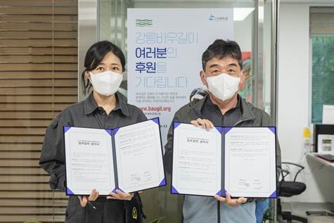 (왼쪽부터)예술감독 박소희, 강릉바우길이사 겸 사무국장 이기호. 사진/파마리서치문화재단