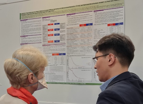 셀트리온이 현지시간 12일 프랑스 파리에서 진행된 유럽종양학회(ESMO Congress 2022, The European Society for Medical Oncology)에서 아바스틴 바이오시밀러 ‘베그젤마’ 임상 3상 후속 결과를 포스터로 공개했다. 사진/셀트리온