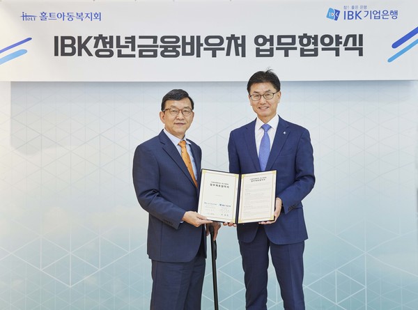 박청준 기업은행 개인고객‧카드사업그룹장(오른쪽)과 김정오 홀트아동복지회이사장(왼쪽). 사진/기업은행