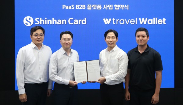 신한카드는 트래블월렛과 함께 국내 기업을 대상으로 한 지불결제 서비스 플랫폼 구축을 위한 업무협약을 체결했다고 17일 밝혔다. 협약식에 참석한 윤승원 신한카드 플랫폼Biz 본부장(왼쪽부터), 유태현 신한카드 플랫폼Biz 그룹장, 김형우 트래블월렛 대표, 이재원 트래블월렛 부대표가 기념촬영을 하고 있다.