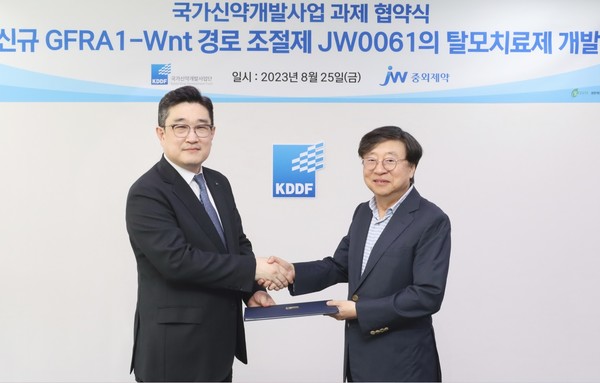 박찬희 JW그룹 최고기술경영자(왼쪽)와 묵현상 국가신약개발사업단 단장이 기념촬영을 하고 있다. 사진/JW그룹