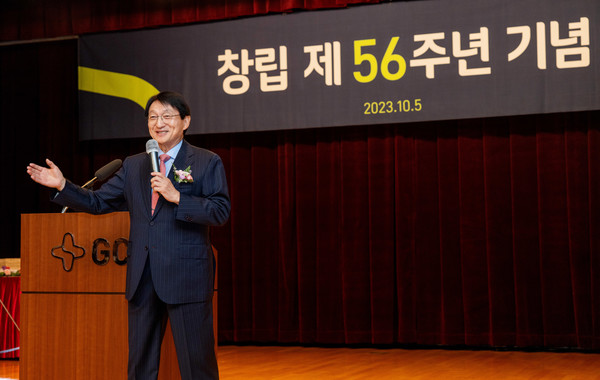 허일섭 GC(녹십자홀딩스) 회장이 5일 경기도 용인 본사에서 열린 창립 56주년 기념식에서 창립기념사를 하고 있다. 사진/GC녹십자