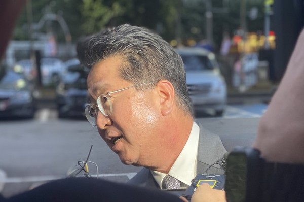 하범종 LG 경영지원부문장(사장)이 5일 서울서부지법에서 열린 상속회복청구소송 증인 신문을 마친 후 기자들의 질의에 답하고 있다.