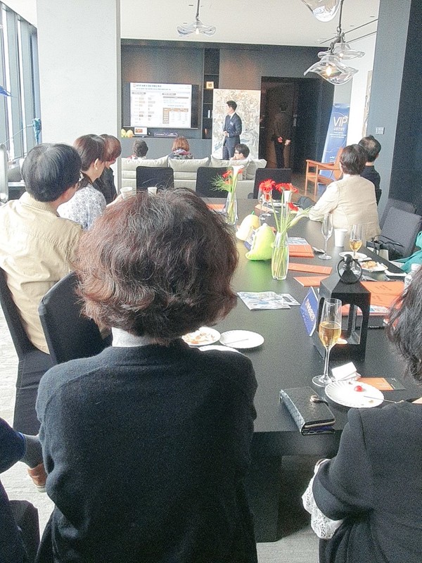 아트세미나에 참석한 우수고객들이 윤수민 부동산 전문위원의 강의를 듣고 있다. 사진/농협은행