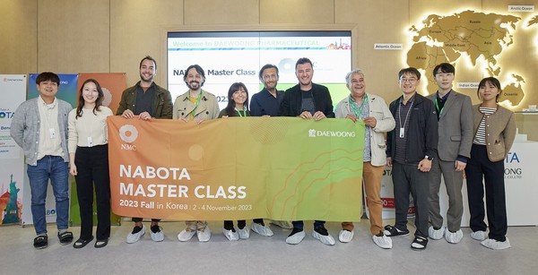 ‘나보타 마스터 클래스(Nabota Master Class) 2023’ 참가자들이 기념촬영을 하고 있다. 사진/대웅제약