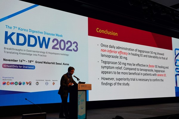 KDDW 2023 런천 심포지엄에서 신철민 분당서울대학교병원 소화기내과 교수가 케이캡 연구 결과를 발표하는 모습. 사진/HK이노엔