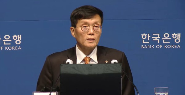 이창용 한국은행 총재가 기자간담회에서 질의응답에 답했다.