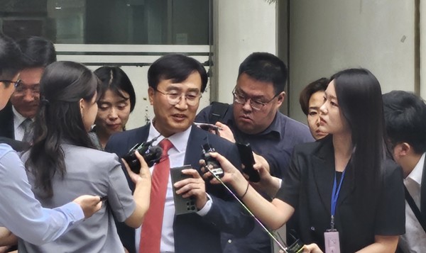 노소영 아트센터 나비 관장 대리인인 김기정 변호사가 30일 서울고등법원에서 재판을 마친 뒤 취재진의 질의에 답하고 있다.