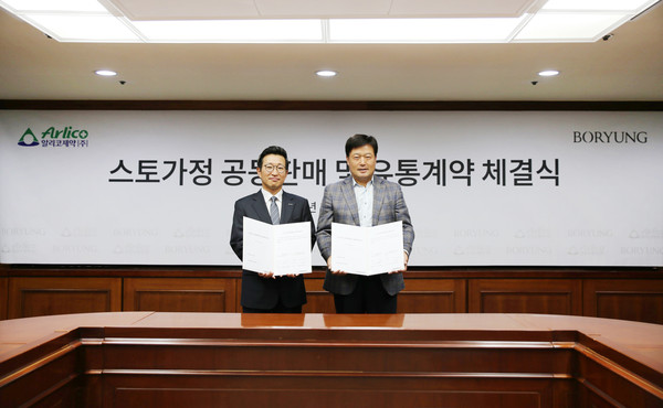 보령 장두현 대표(왼쪽)과 알리코제약 이항구 부회장. 사진/알리코제약