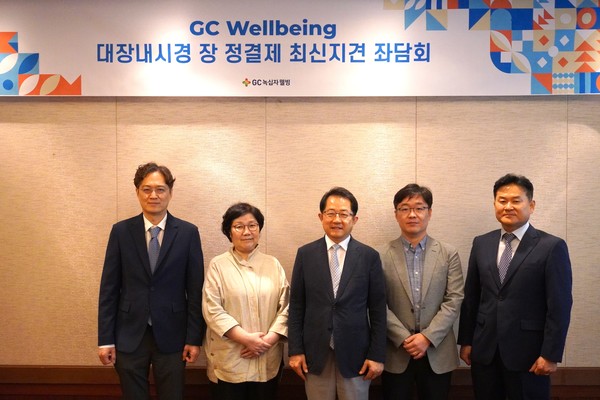 (왼쪽부터)박재준 신촌세브란스병원 교수, 박선자 고신대학교복음병원 교수, 홍광일 하이큐홍내과 원장, 윤중원 삼성탑내과 원장, 김재왕 녹십자웰빙 본부장이 ‘대장내시경 장 정결제의 최신 지견’ 좌담회에 참석한 뒤 기념사진을 찍고 있다. 사진/녹십자웰빙