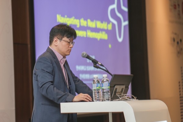 한정우 연세의료원 세브란스병원 소아혈액종양과 교수가 GC녹십자의 ‘비 중증 혈우병 환자의 최신 지견' 심포지엄에 참석해 발표하고 있다. 사진/GC녹십자