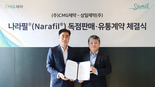 이주형 CMG제약 대표(왼쪽)와 김상진 삼일제약 대표가 나라필ODF 파트너십 체결 후 기념사진을 찍고 있다. 사진/삼일제약
