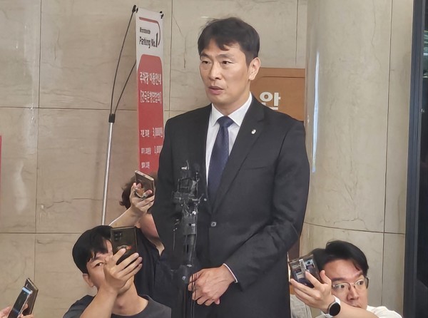 이복현 금융감독원장이 19일 서울 은행회관에서 열린 은행장 간담회가 끝난 후 기자들의 질의에 답하고 있다.