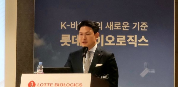 이원직 롯데바이오로직스 대표이사가 2일 서울 송파구 롯데호텔월드에서 열린 기자간담회에 참석해 회사 현황을 소개하고 있다. 사진/프레스나인