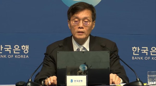 이창용 한국은행 총재가 11일 금융통화위원회 통화정책방향 결정회의 후 열린 기자간담회에서 발언하고 있다.